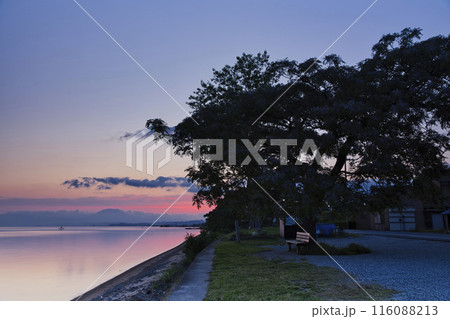 夜明けの琵琶湖畔とあのベンチ 横構図23 夜明けの琵琶湖畔とあのベンチ 横構図23 116088213