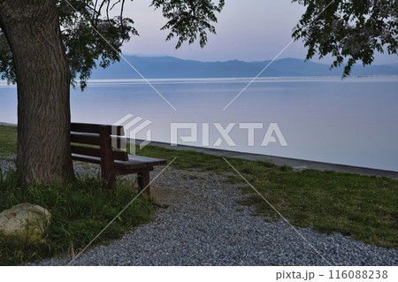 夜明けの琵琶湖畔とあのベンチ　横構図38 116088238
