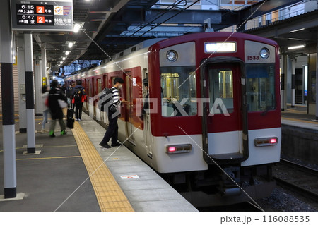 桑名駅に到着する近鉄名古屋線始発列車：1430系電車（伊勢中川行） 116088535
