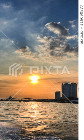 チャオプラヤ川の夕陽 116090877
