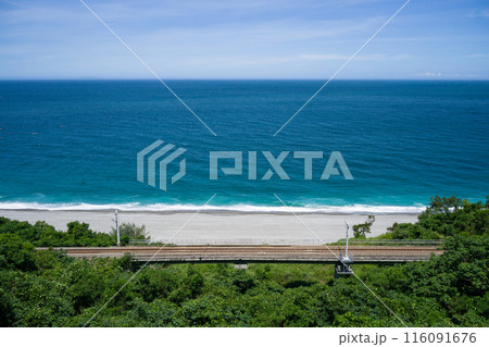 台湾の南廻線の太麻里の絶景　海沿いの線路 116091676