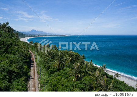 台湾の南廻線の太麻里の絶景　海沿いの線路 116091678
