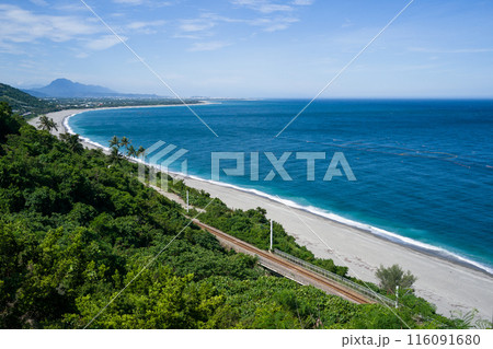 台湾の南廻線の太麻里の絶景 海沿いの線路 台湾の南廻線の太麻里の絶景 海沿いの線路 116091680