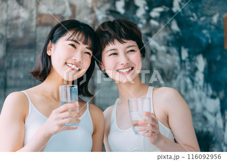 水を飲む若い女性 116092956