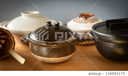 並んだ土鍋いろいろ 116093173