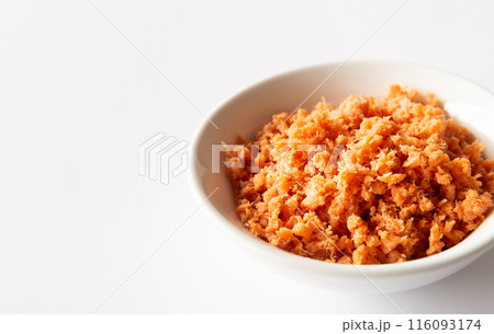 皿に盛られた鮭フレーク 116093174