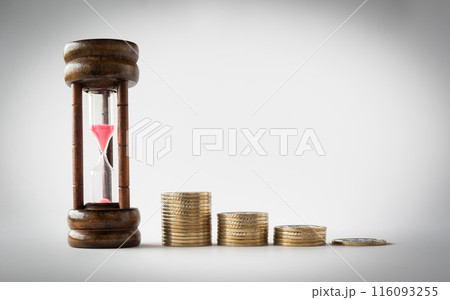 並んだ硬貨　資産の逓減　減価償却費　償却資産 116093255