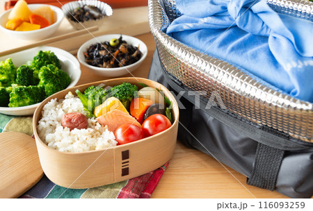 曲げわっぱのお弁当と保冷バッグ　弁当作り　お弁当箱 116093259