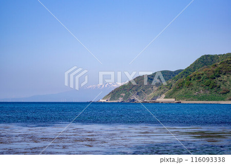 由良海岸から見る鳥海山と海岸線 116093338