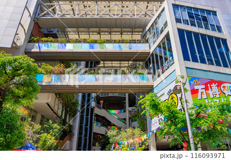 大阪府 大阪市 ミナミ アメリカ村にある心斎橋ビッグステップ 大阪府 大阪市 ミナミ アメリカ村にある心斎橋ビッグステップ 116093971