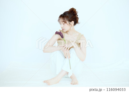 花を持つ女性のポートレート 花を持つ女性のポートレート 116094033