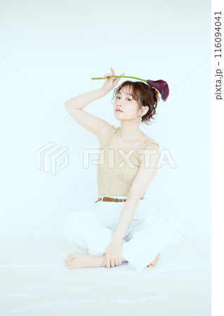 花を持つ女性のポートレート 116094041