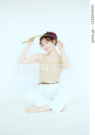 花を持つ女性のポートレート 花を持つ女性のポートレート 116094042