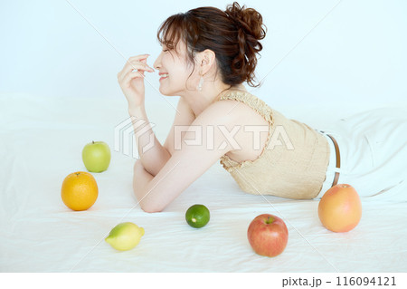 果物に囲まれる女性のポートレート 116094121
