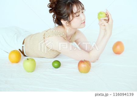 果物に囲まれる女性のポートレート 果物に囲まれる女性のポートレート 116094139