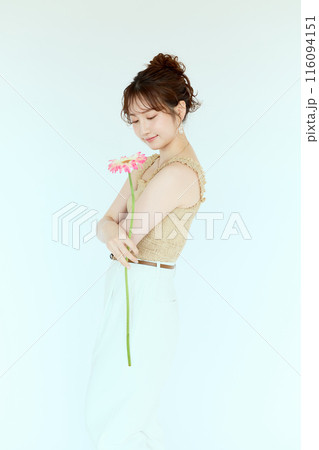 ガーベラを持つ女性のポートレート ガーベラを持つ女性のポートレート 116094151