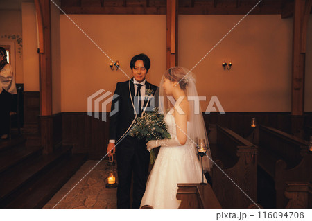 結婚式場で歩く新郎新婦 結婚式場で歩く新郎新婦 116094708
