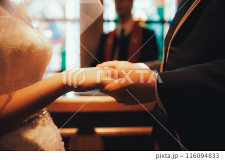 結婚式に挑む新郎新婦 結婚式に挑む新郎新婦 116094833