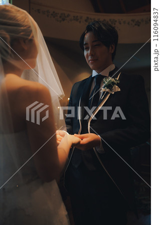 結婚式に挑む新郎新婦 結婚式に挑む新郎新婦 116094837