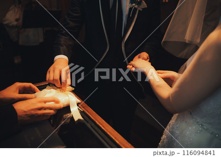 結婚式に挑む新郎新婦 116094841