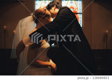結婚式に挑む新郎新婦 結婚式に挑む新郎新婦 116094851