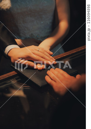 結婚式に挑む新郎新婦 結婚式に挑む新郎新婦 116094898