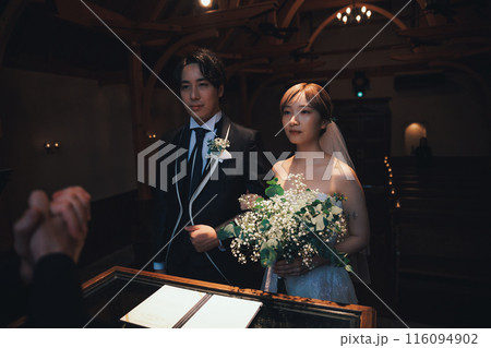 結婚式に挑む新郎新婦 結婚式に挑む新郎新婦 116094902