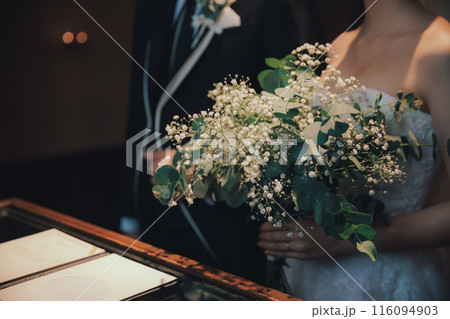 結婚式に挑む新郎新婦 116094903