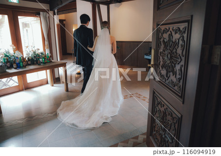 結婚式に挑む新郎新婦 116094919