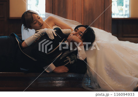 式場で記念写真を撮る新郎新婦 116094933