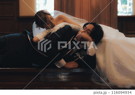 式場で記念写真を撮る新郎新婦 式場で記念写真を撮る新郎新婦 116094934