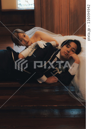 式場で記念写真を撮る新郎新婦 式場で記念写真を撮る新郎新婦 116094942