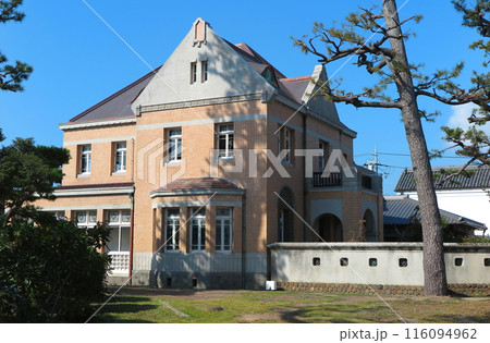 大正11年築の洋館「田尻歴史館」(大阪府泉南郡):庭園から眺めた洋館部分 大正11年築の洋館「田尻歴史館」(大阪府泉南郡):庭園から眺めた洋館部分 116094962