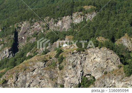 ネーロイフィヨルドの断崖に立つ家 116095094