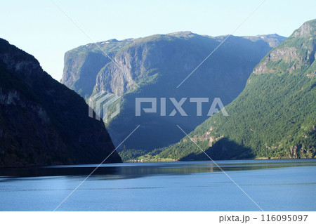 ネーロイフィヨルドの峡谷を船から望む ネーロイフィヨルドの峡谷を船から望む 116095097