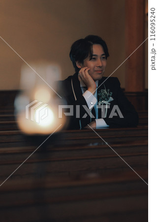 式場で記念写真を撮る新郎 式場で記念写真を撮る新郎 116095240