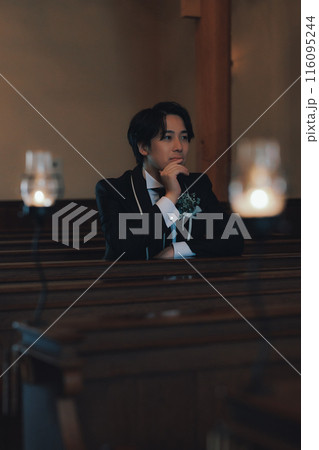 式場で記念写真を撮る新郎 式場で記念写真を撮る新郎 116095244