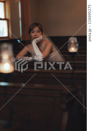式場で記念写真を撮る新婦 式場で記念写真を撮る新婦 116095275