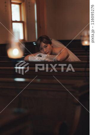 式場で記念写真を撮る新婦 式場で記念写真を撮る新婦 116095276