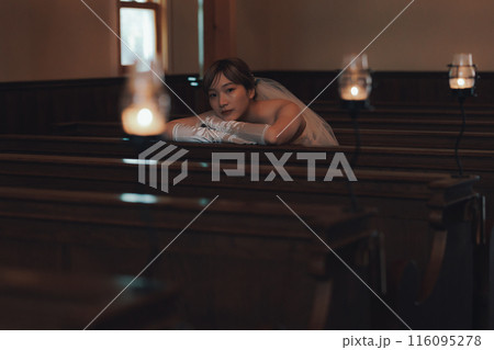 式場で記念写真を撮る新婦 式場で記念写真を撮る新婦 116095278