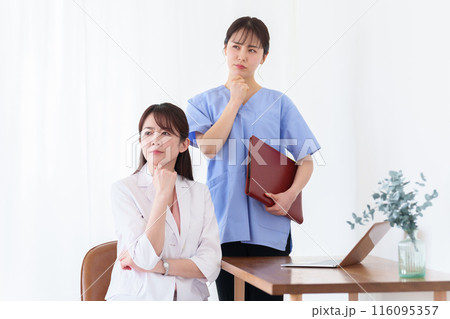 考える 医師 看護師 考える 医師 看護師 116095357