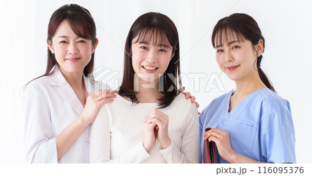 女性の患者と医師、看護師 女性の患者と医師、看護師 116095376