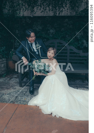 タキシードとウエディングドレスを着た新郎新婦 タキシードとウエディングドレスを着た新郎新婦 116095394