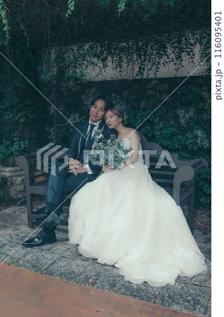 タキシードとウエディングドレスを着た新郎新婦 116095401