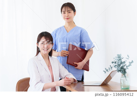 女性 医師 看護師 女性 医師 看護師 116095412