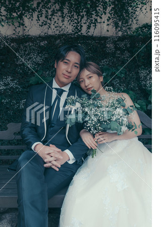 タキシードとウエディングドレスを着た新郎新婦 116095415