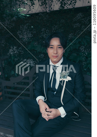 タキシードを着た新郎 116095609