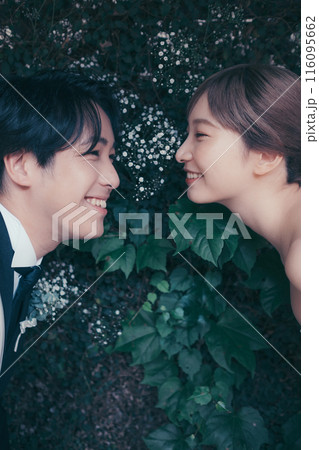 タキシードとウエディングドレスを着た新郎新婦 116095662