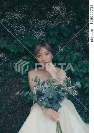 ウエディングドレスを着た新婦 ウエディングドレスを着た新婦 116095752