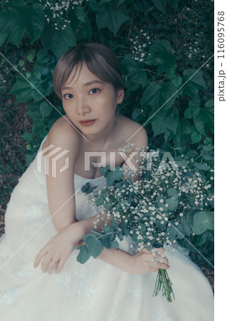 ウエディングドレスを着た新婦 116095768